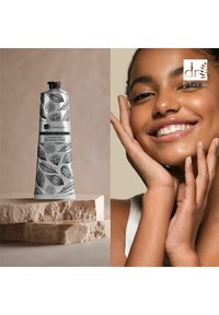 Dr Botanicals COCOA NOIR SENSUOUS DUO CREAM HYDRATING HAND MOISTURISER 50ML srebrny