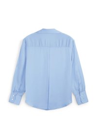 Camicia a maniche lunghe blu chiaro con colletto classico, piega centrale sul retro e polsini abbottonati, realizzata in un tessuto liscio con una caduta morbida.