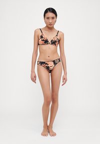 Črn cvetlični bikini z oranžnimi in zelenimi poudarki. Bras ima obliko trikotnika; spodnji del ima ujemajoč potisk. Lahka, elastična tkanina.