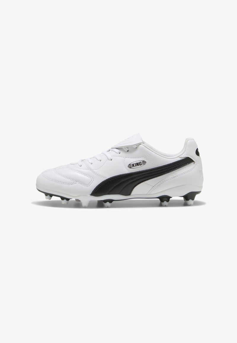 Chaussure de football Puma King blanche et noire avec lacets, détails de coutures et crampons moulés sur la semelle, vue de côté sur fond blanc.