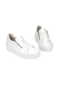 Weiße Sneaker aus Kunstleder mit dicken, strukturierten Gummisohlen, Schnürung vorne und seitlichen Reißverschlüssen für ein einfaches An- und Ausziehen. Abgerundete Zehenform.