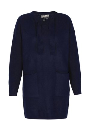 Námornícky modrý oversized sveter s okrúhlym výstrihom, vertikálnymi plisovaním vpredu a dvoma bočnými vreckami; vyrobený z mäkkej, textúrovanej tkaniny.