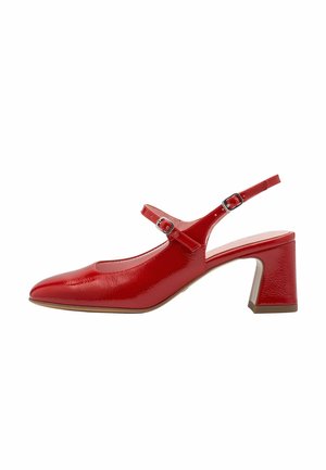 Červená lodička na podpatku se špičatou špičkou, nastavitelným páskem kolem kotníku a silným blokovým podpatkem z lakované kůže. Hladký povrch s lesklým čalouněním.