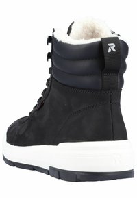 Baskets montantes noires avec une finition lisse, semelle intermédiaire blanche, semelle texturée noire et doublure en fourrure au niveau du col. Présente un design à lacets.