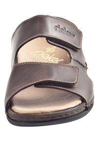 Bruine leren sandaal met twee verstelbare klittenbandriemen, een contoured voetbed en een zwarte rubberen zool. Heeft een geperst logo en contrasterende stiksels.