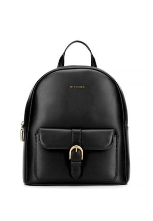 Černý kožený batoh s zaobleným tvarem. Obsahuje přední kapsu uzavřenou zlatou přezkou, zipové uzávěr a horní uchopovací rukojeť. Viditelné detailní logo ve zlaté barvě.