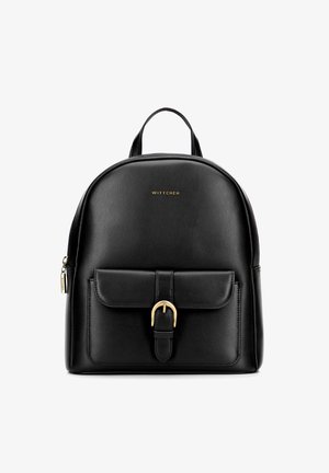 Zwarte leren rugzak met een afgeronde vorm. Heeft een voorvak dat beveiligd is met een gouden gesp, een ritssluiting en een handvat bovenop. Goudkleurig logo-detail zichtbaar.