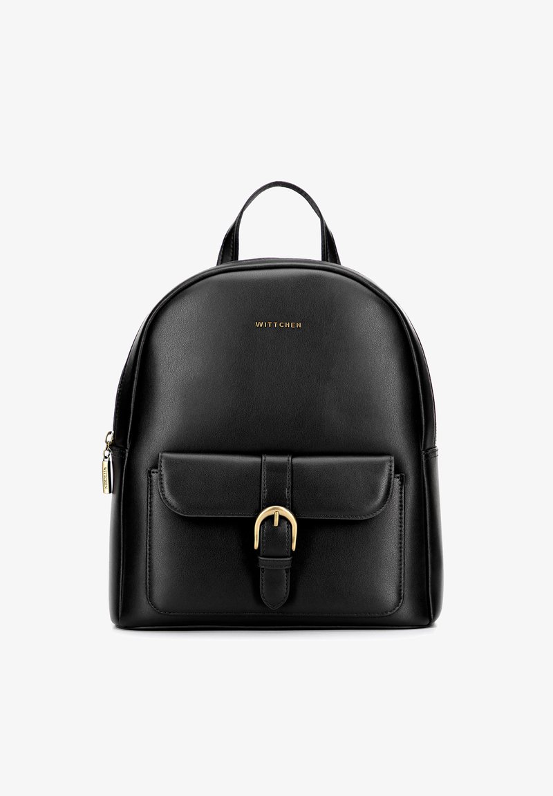 Černý kožený batoh s zaobleným tvarem. Obsahuje přední kapsu uzavřenou zlatou přezkou, zipové uzávěr a horní uchopovací rukojeť. Viditelné detailní logo ve zlaté barvě.
