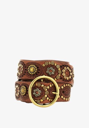 Cintura in pelle marrone con motivi floreali in rilievo e borchie metalliche decorative. La fibbia rotonda dorata completa il design intricato.
