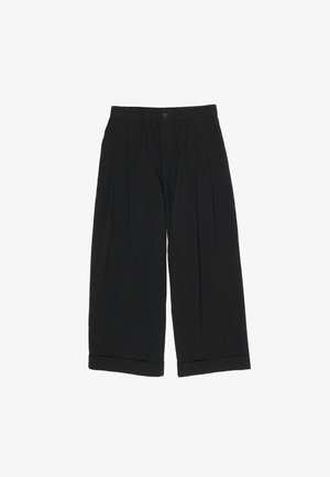 Črne široke kratke hlače z naborki, zapenjanjem na gumb in zadrgo ter zaključki z zvitki na belem ozadju.