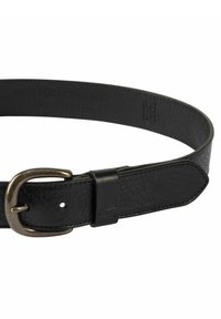 Zwarte leren riem met een gestructureerde afwerking, een antiek messingen gesp en een veilige leren lus. Tekst op de riem geeft de veelzijdigheid aan voor stedelijk en buitengebruik.