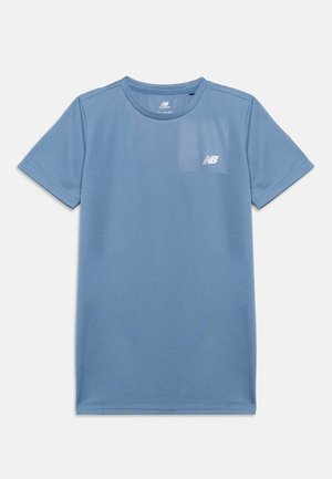 Tricou sportiv albastru cu mâneci scurte, guler rotund și mic logo alb New Balance pe pieptul stâng.