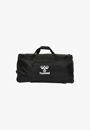 Zwarte sporttas met een ritssluiting, twee handvatten en een voorvak. Heeft een wit "hummel" logo en een gestructureerde stoffen oppervlakte.