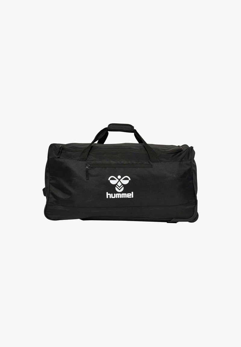 Sort duffel bag med en lynlåsåbning, to håndtag og en forlommer. Har et hvidt "hummel" logo og en struktureret stofoverflade.