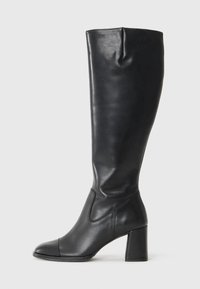 Bottes noires montantes en cuir brillant avec un talon bloc, dotées d'un bout pointu et d'un design sans couture. Texture lisse sur toute la surface.