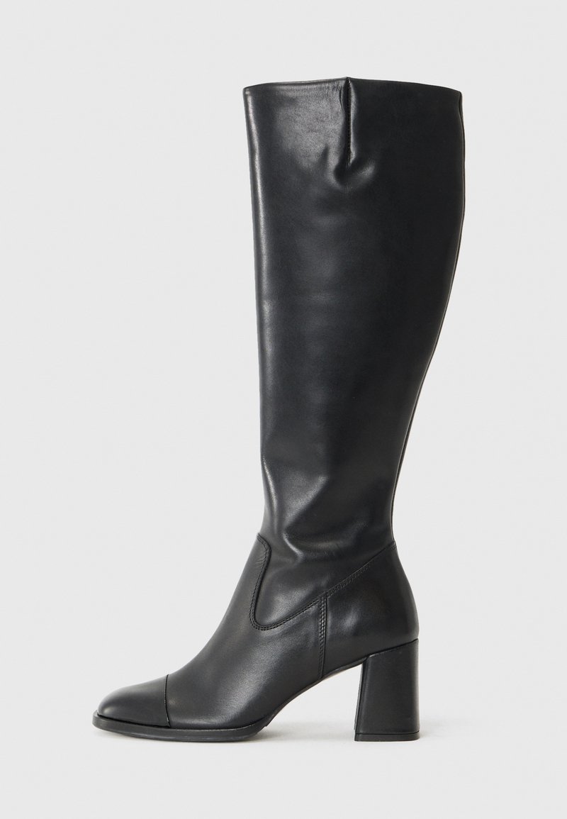 Bottes noires montantes en cuir brillant avec un talon bloc, dotées d'un bout pointu et d'un design sans couture. Texture lisse sur toute la surface.