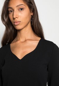 Pieces KENNA DRESS - Vestido de malha - black