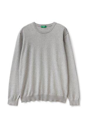 Grauer Rundhalsausschnitt-Pullover aus weichem Stoff, mit gerippten Bündchen und Saum sowie einem kleinen grünen Etikett am Kragen.