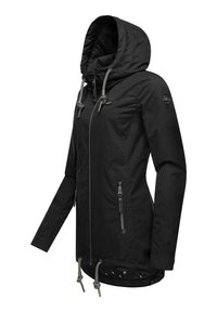 Czarna wodoodporna kurtka z kapturem, z zippem z przodu i sznurkami do regulacji, posiadająca miękką podszewkę wewnętrzną oraz boczne kieszenie.