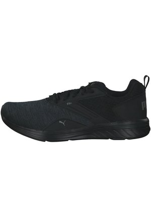 Czarny sportowy sneaker Puma z cholewką z siateczki, sznurowanym fasonem i amortyzowaną podeszwą, widok z profilu bocznego.