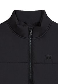 Sort pufferjakke med høj krave, der har en fuld lynlås og syede paneler. Logoet er subtilt præget på stoffet.