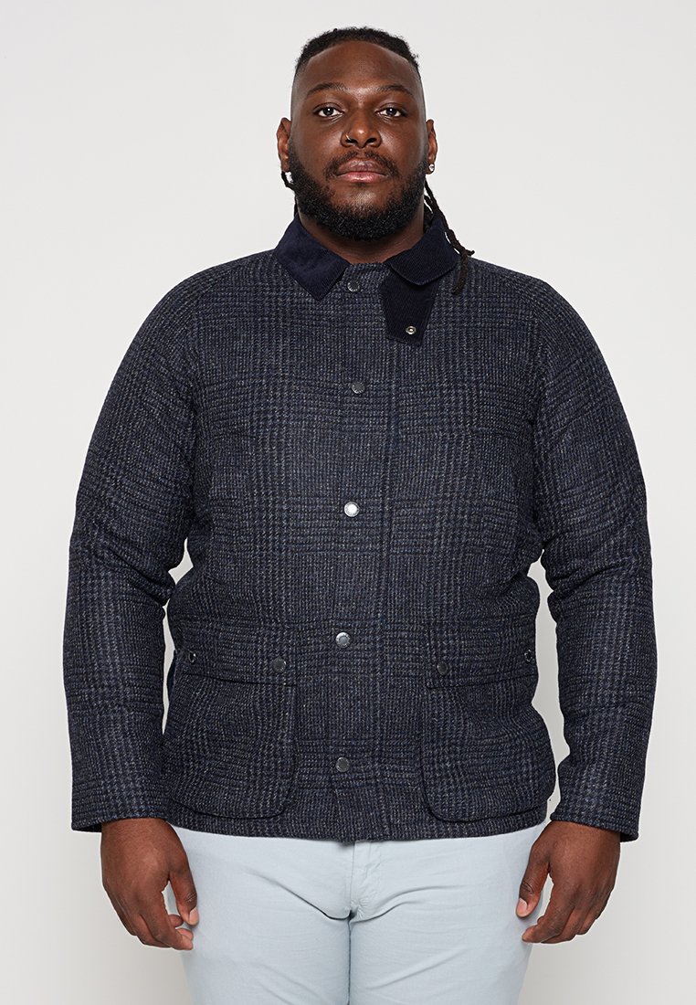 Jacke mit Marine-Muster und strukturierter Oberfläche, Druckknöpfe und kontrastierender Kragen. Verfügt über zwei Fronttaschen und eine strukturierte Form.