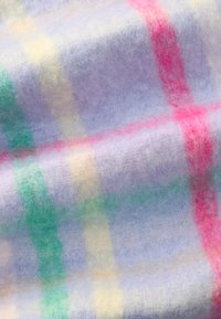 Μάλλινο ύφασμα με μαλακή, θολή υφή. Διαθέτει παστέλ καρό μοτίβο σε ροζ, πράσινο, μωβ και κίτρινο σε ανοιχτό φόντο.