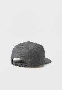 Γκρι καπέλο μπέιζμπολ με επίπεδη γείσο, κατασκευασμένο από υφασμάτινη υφή, διαθέτει κλείσιμο snapback και αεραγωγούς.