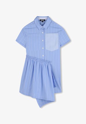Robe-chemise bleu clair avec manches courtes, boutonnage sur le devant, deux poches poitrine et une jupe asymétrique évasée à rayures blanches.
