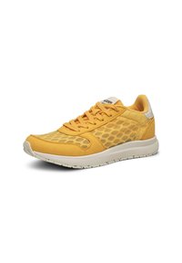 Gelbe Sportschuhe aus Mesh und Wildleder mit sechseckigem Muster, Stoffbändern und einer weißen Gummisohle.