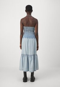 Gina Tricot SMOCK FLOUNCE SKIRT - Krilo iz džinsa - washed blue