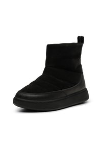 Stivaletto nero alto con parte superiore in tessuto trapuntato, suola in gomma e punta rinforzata. Presenta un passante sul retro per un facile indossamento.