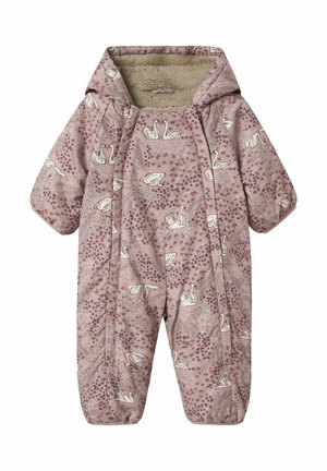 Lyserød babyheldragt med hætte med hvide svaner og blomsterprint samt blød beige fleece-foring inde i hætten.