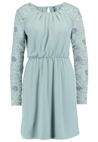 Robe bleu clair avec de longues manches en dentelle ornées de motifs floraux, un col rond, des plis au niveau du corsage et une taille élastique.