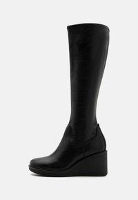 Botas negras hasta la rodilla, hechas de cuero suave, con un diseño elegante, punta de almendra y tacón cuña. Sin patrones ni acentos visibles.