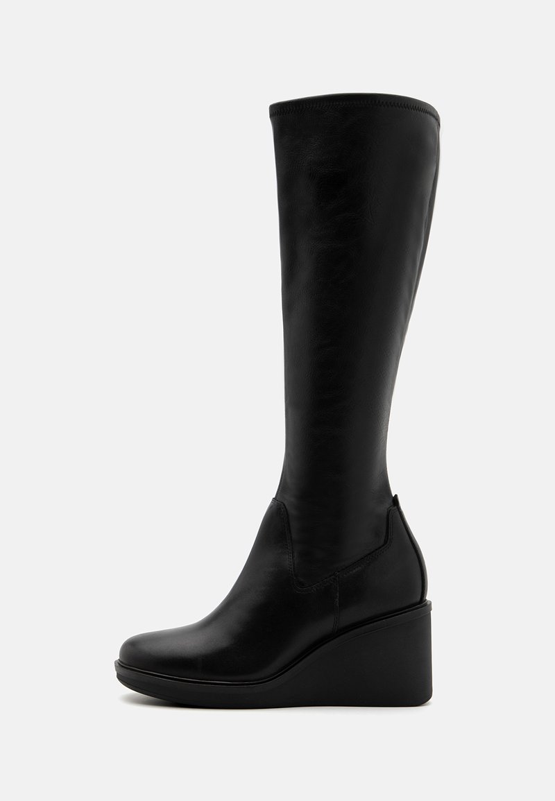 Botas negras hasta la rodilla, hechas de cuero suave, con un diseño elegante, punta de almendra y tacón cuña. Sin patrones ni acentos visibles.