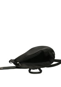 Mochila de cuero negro con una superficie texturizada, que cuenta con un cierre de cremallera, un forro interior y una correa ajustable.