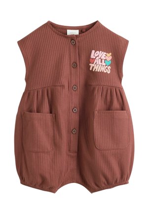 Ärmelloser brauner gerippter Baby-Strampler mit Knöpfen vorne, zwei Taschen und dem Schriftzug „Love all things“ mit bunten Herzen auf der Brust.