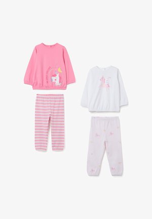 Due completi di pigiama per bambini: uno con maglia rosa con unicorno spaziale e pantaloni a righe; uno con maglia bianca con unicorno e frase, e pantaloni con motivo unicorni.