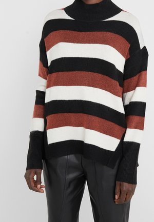 Gestreifter Pullover in Schwarz, Weiß und Rostfarben, aus einem weichen, strukturierten Material gefertigt. Hoher Kragen und lockere Passform mit Seitenschlitzen.