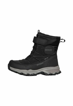 Bota de invierno negra con tobillo alto, correa de velcro, suela gruesa gris, materiales de tela y sintéticos, y tira para tirar en el talón y la parte superior.