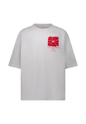 Wit oversized T-shirt met een ronde hals. Voorzien van een rood bloemenmotief en de tekst "ENDLESS SUMMER VIBES" links op de borst.