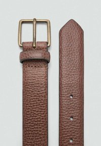 Brauner Ledergürtel mit strukturierter Oberfläche, einer Messingschnalle und mehreren Einstelllöchern an einer Seite.