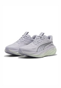 Zapatillas de running gris claro con parte superior de malla, detalles texturizados, acentos negros contrastantes y una suela acolchada en verde lima.