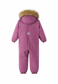 Roze geïsoleerde sneeuwoverall met een nep-bont gevoerde capuchon, elastische manchetten en reflecterende strepen over de schouders en rug.