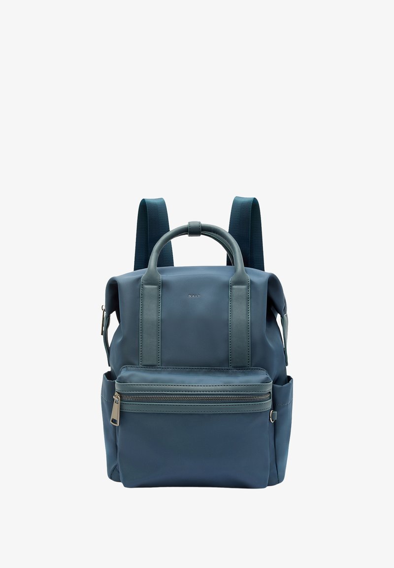 Zaino in pelle blu navy con doppie spalline, manico superiore, tasca frontale con zip e tasche laterali per ulteriore spazio di stoccaggio.