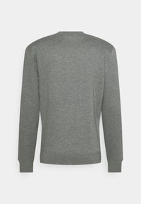Sweat-shirt gris à manches longues et col rond, fabriqué en mélange de coton doux, avec des poignets et un ourlet côtelés, présentant une texture lisse et chinée.