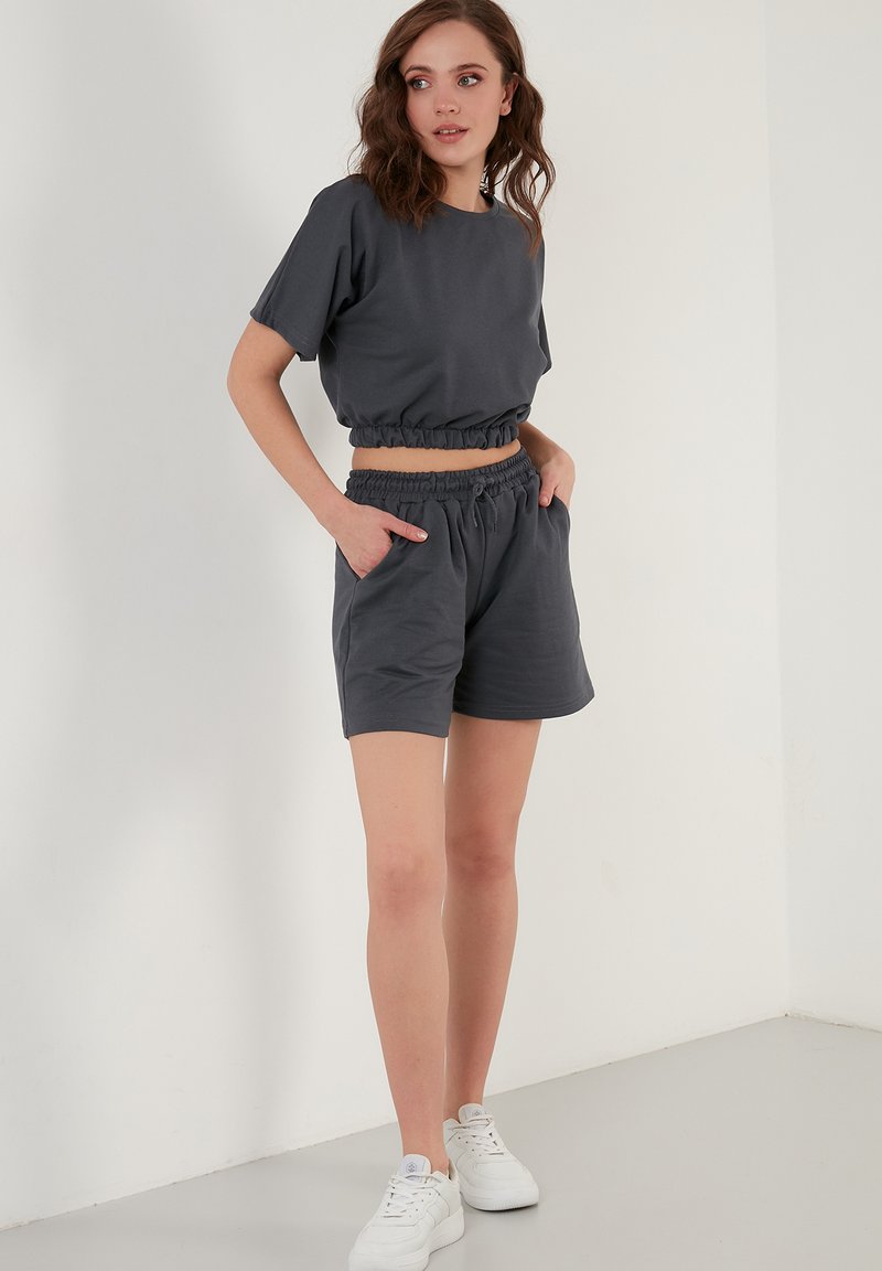 Damen Kleider | LELA CROP Shorts smoked color/dunkelgrau - XC70470 Damen Kleider | LELA CROP Shorts smoked color/dunkelgrau - XC70470