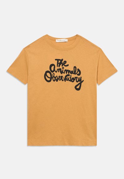 T-shirt giallo senape a maniche corte con scollo rotondo e testo stilizzato nero "The Animals Observatory" centrato sulla parte anteriore.