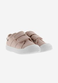 Chaussures en tissu rose clair avec semelles en caoutchouc blanc, dotées de deux bandes Velcro réglables et de coutures décoratives sur le côté.